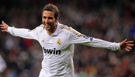 玩球直播-德甲球队好看图片集锦及视觉设计分析